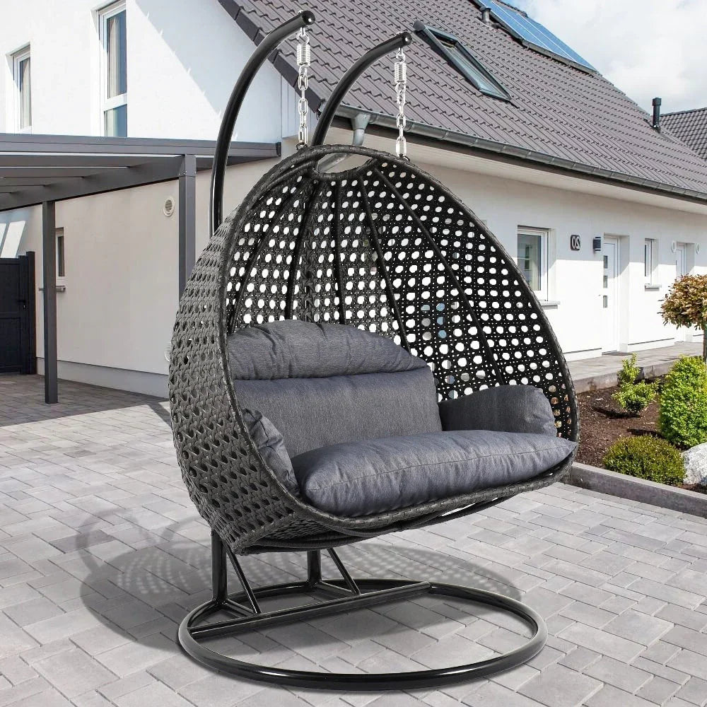 LeisureMod 2-Person Hängesessel mit Ständer – Outdoor/Indoor Rattan Korbsessel Garten-Schaukelhängematte mit Kissen