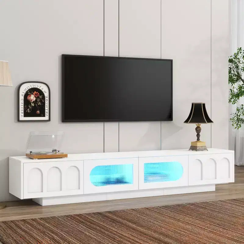 LED TV-Ständer mit Glastüren für 95-Zoll-Fernseher, Medienkonsole aus Holz mit gewölbten Schranktüren und APP-Steuerung für Wohnzimmer