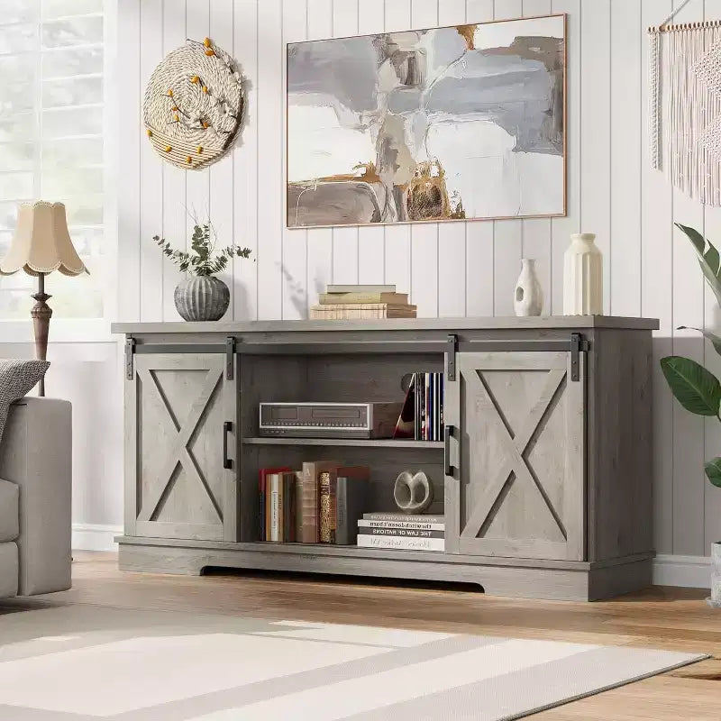 65 Zoll Bauernhaus-TV-Ständer, Entertainment-Center mit Stauraum und Schiebetüren im Scheunentor-Stil, verstellbares Regal, modernes Medien-TV, Grau