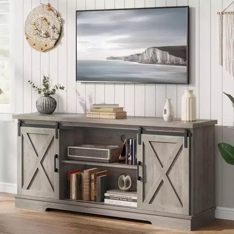65 Zoll Bauernhaus-TV-Ständer, Entertainment-Center mit Stauraum und Schiebetüren im Scheunentor-Stil, verstellbares Regal, modernes Medien-TV, Grau