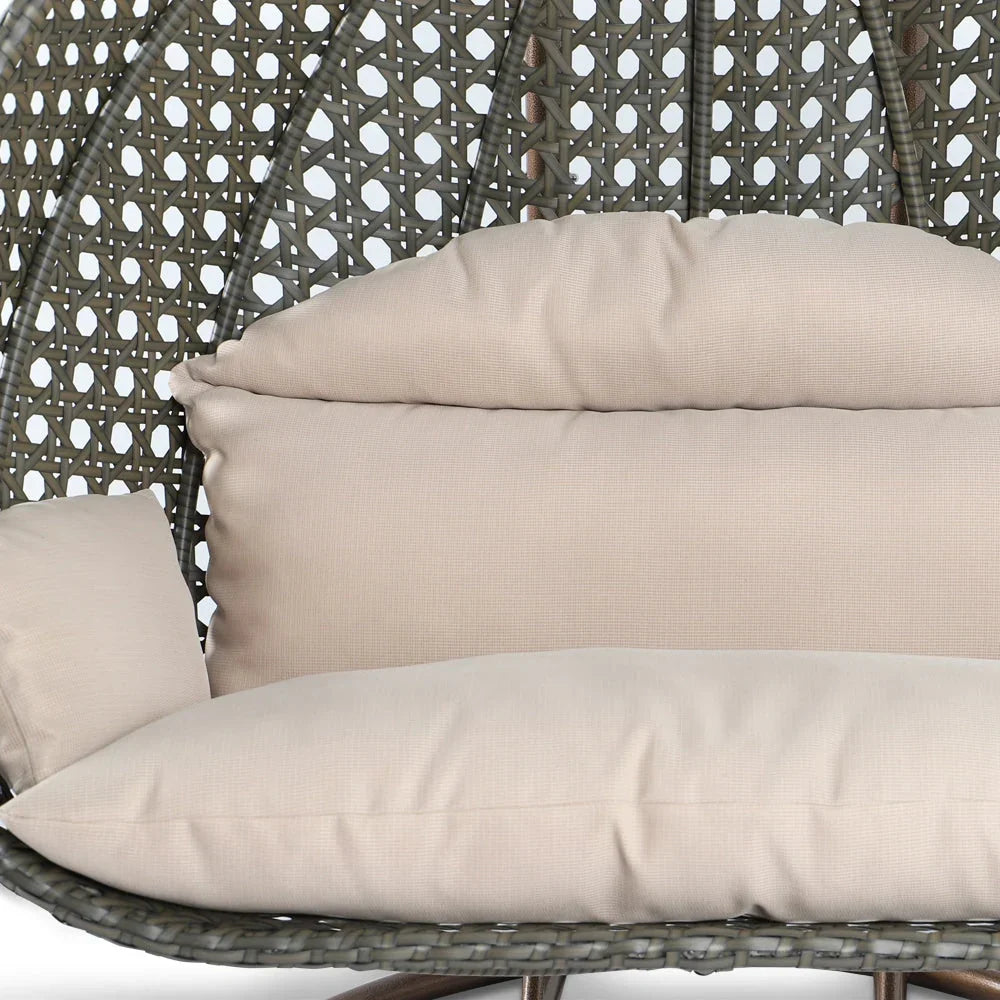 LeisureMod 2-Person Hängesessel mit Ständer – Outdoor/Indoor Rattan Korbsessel Garten-Schaukelhängematte mit Kissen