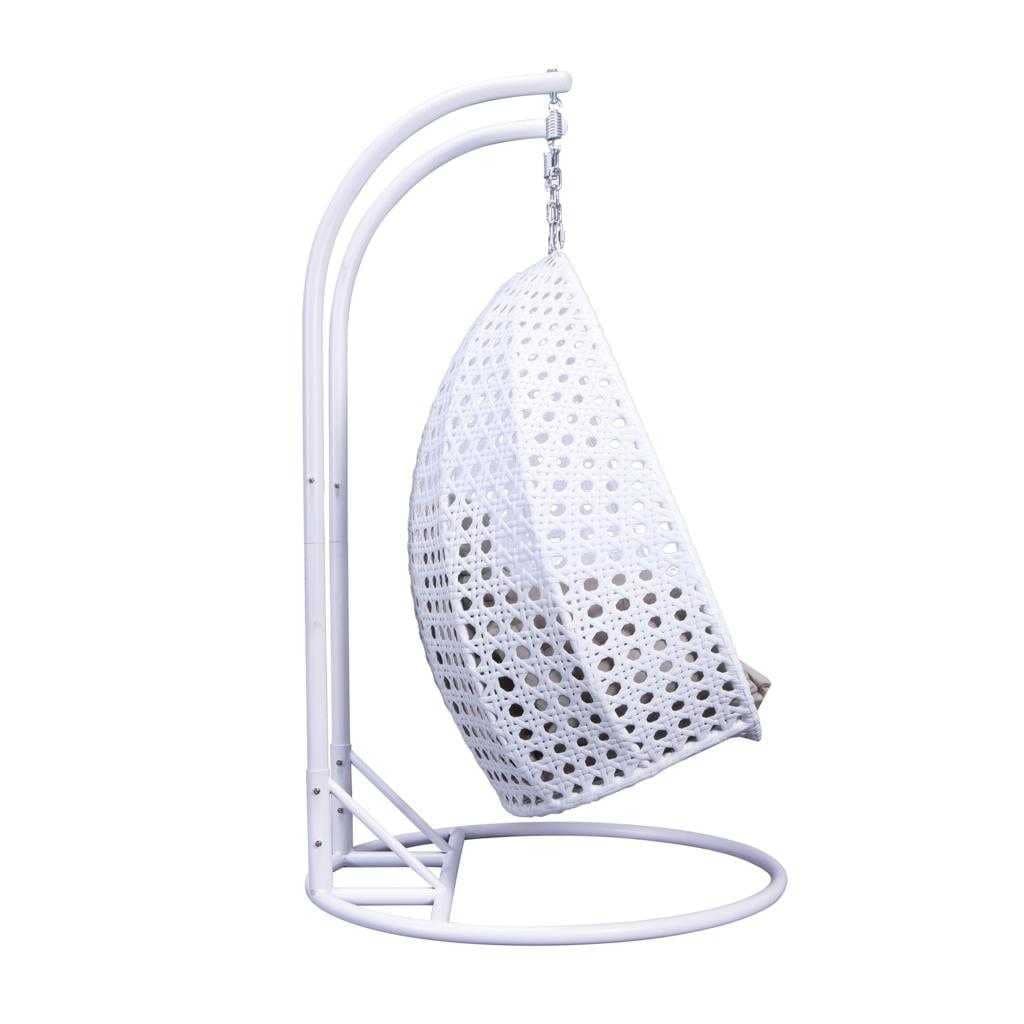 LeisureMod 2-Person Hängesessel mit Ständer – Outdoor/Indoor Rattan Korbsessel Garten-Schaukelhängematte mit Kissen