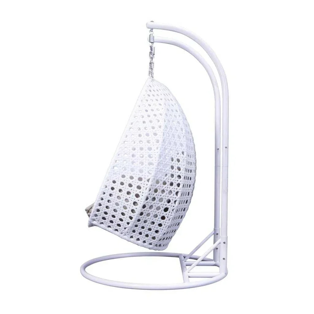 LeisureMod 2-Person Hängesessel mit Ständer – Outdoor/Indoor Rattan Korbsessel Garten-Schaukelhängematte mit Kissen