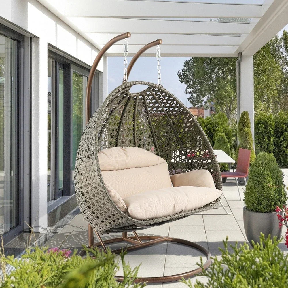 LeisureMod 2-Person Hängesessel mit Ständer – Outdoor/Indoor Rattan Korbsessel Garten-Schaukelhängematte mit Kissen