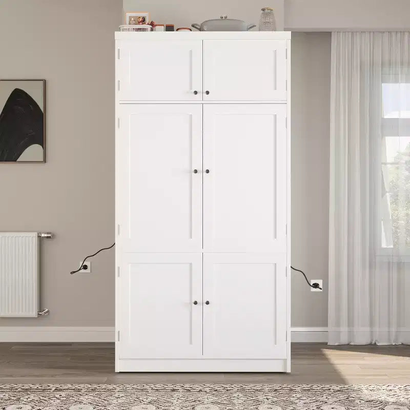 Hoher Küchenschrank mit Steckdosen, großer freistehender Schrank mit Mikrowellenständer, Schubladen, Regalen, Weinregalen und Türregal