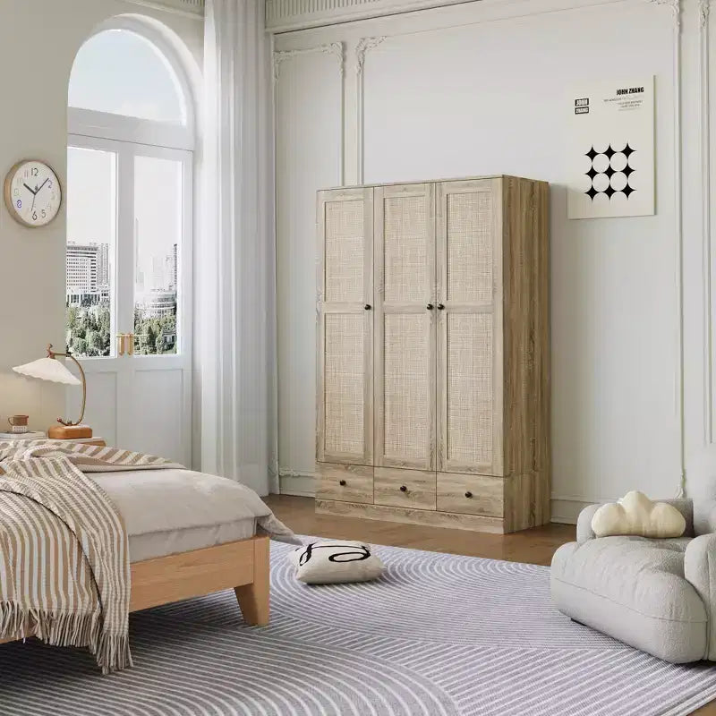Famapy Rattan Kleiderschrank mit 3 Schubladen, 3 atmungsaktiven Rattan-Türen, Hochschrank im Bauernhausstil für das Schlafzimmer
