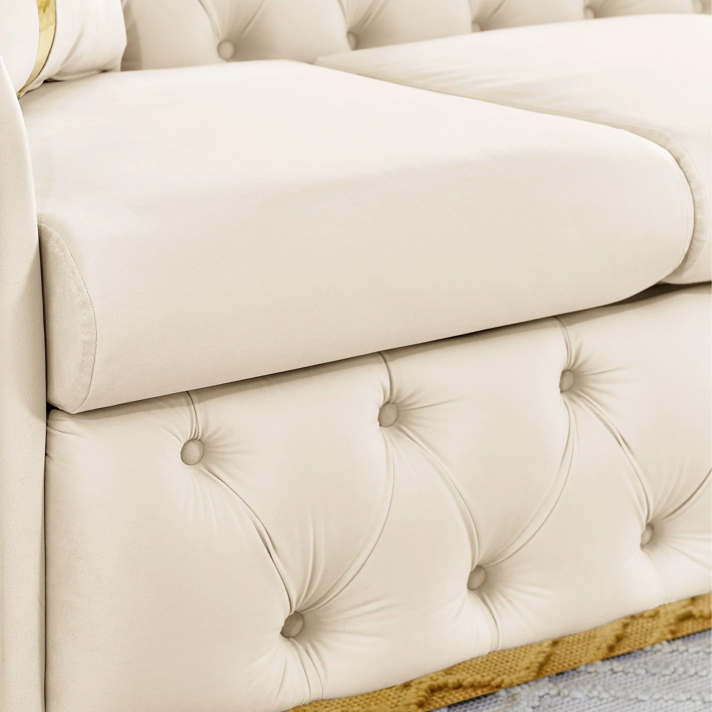 90.6 Samt-Dreisitzer-Sofa mit 2 Kissen, hochdichten Polstern, goldenen Akzenten und Kissen