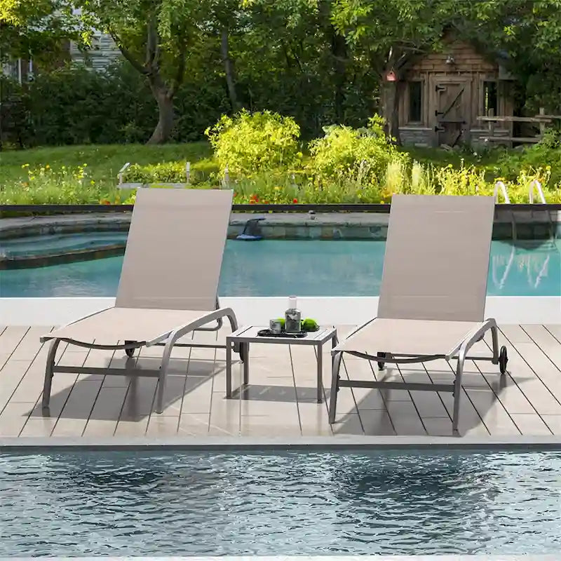 Zwei Outdoor-Loungesessel mit 1 Tisch