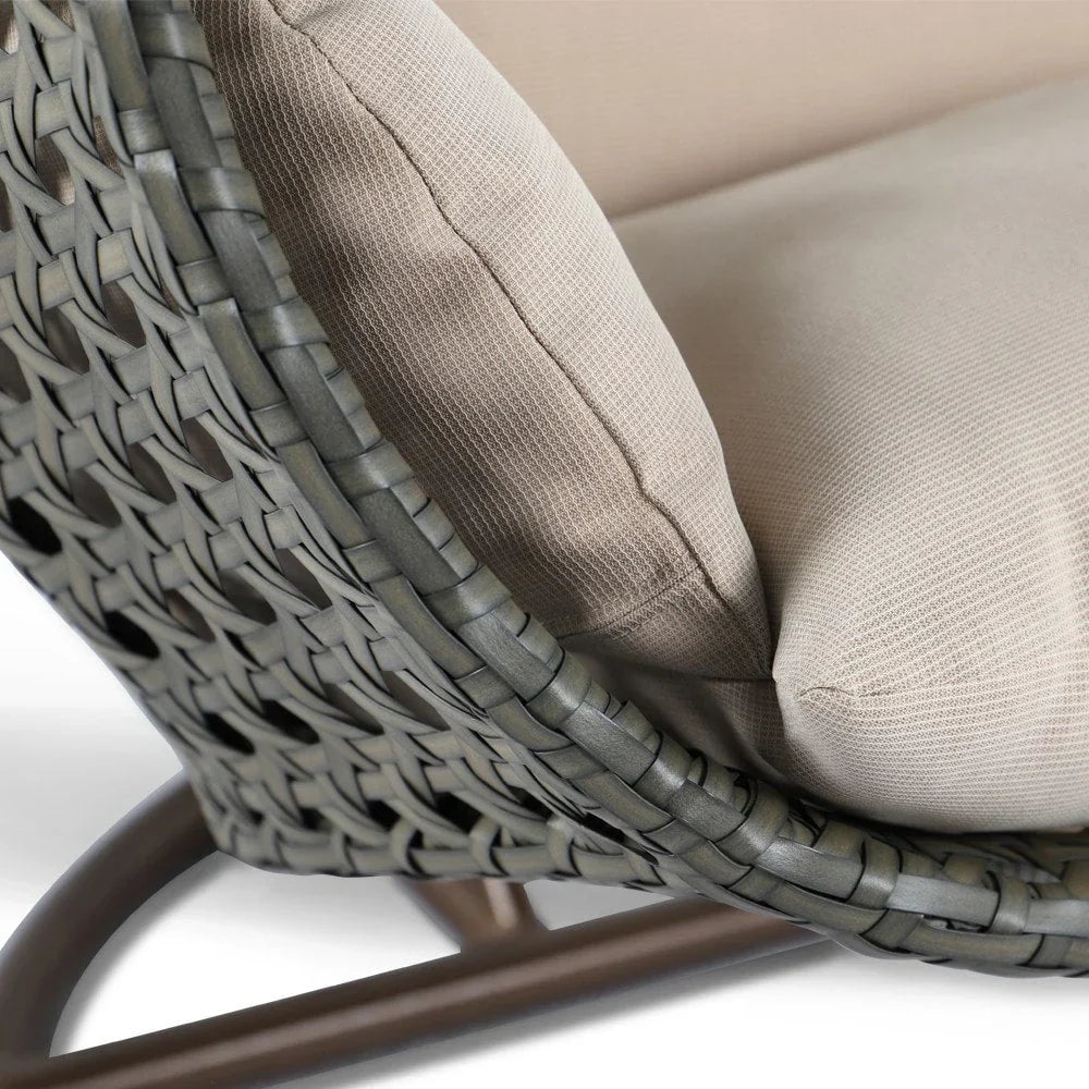 LeisureMod 2-Person Hängesessel mit Ständer – Outdoor/Indoor Rattan Korbsessel Garten-Schaukelhängematte mit Kissen