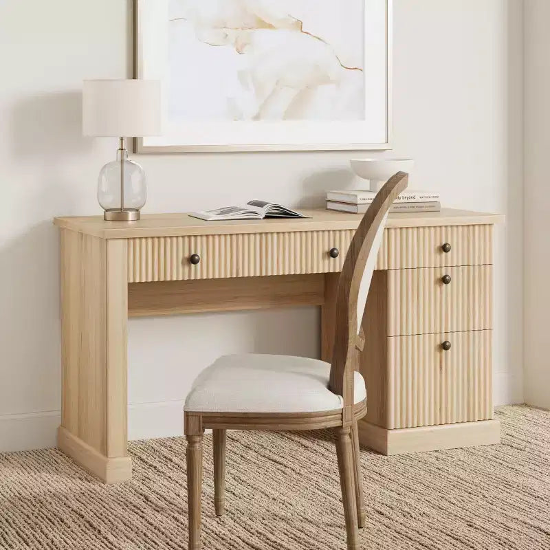 Geriffelter Home-Office-Schreibtisch mit Stauraum, 137 cm moderner Chefschreibtisch mit Ladestation, Computer-Schreibtisch aus Holz mit Aktenschubladen für das Arbeitszimmer