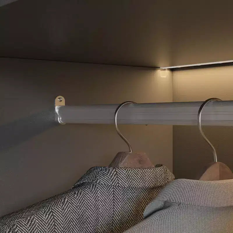 Hitow Pure Black Luxus-Kleiderschrank mit Türen aus gehärtetem Glas, 3-Farben-LED-Beleuchtung, vom Boden bis zur Decke reichender Schlafzimmerschrank-Organizer, Ankleidezimmerschrank