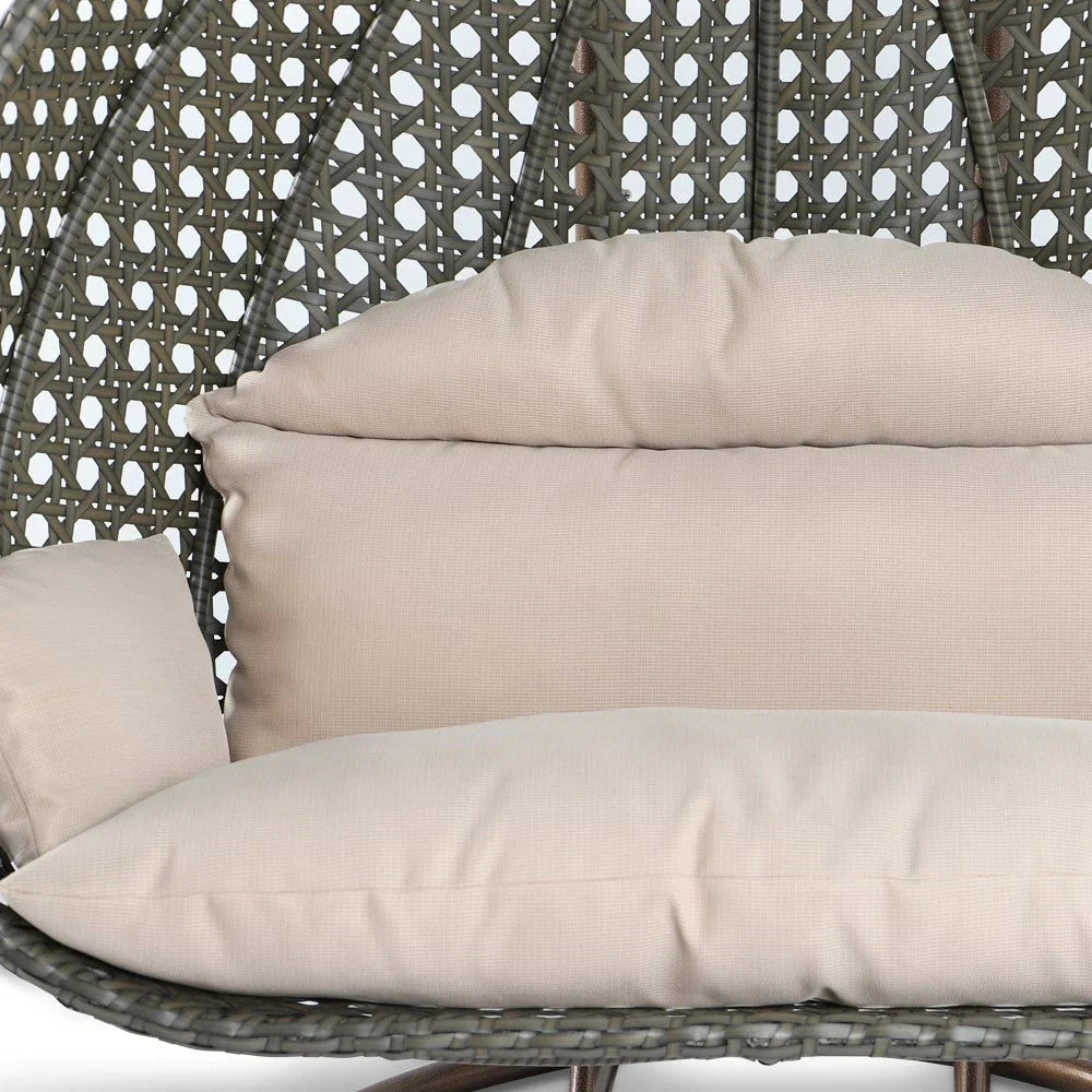 LeisureMod 2-Person Hängesessel mit Ständer – Outdoor/Indoor Rattan Korbsessel Garten-Schaukelhängematte mit Kissen