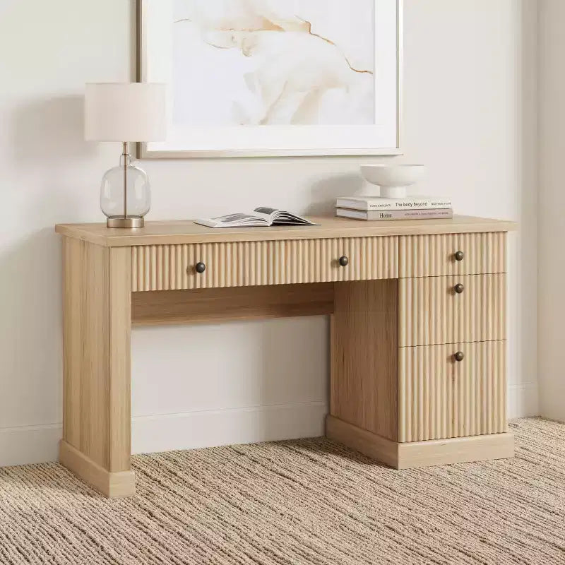 Geriffelter Home-Office-Schreibtisch mit Stauraum, 137 cm moderner Chefschreibtisch mit Ladestation, Computer-Schreibtisch aus Holz mit Aktenschubladen für das Arbeitszimmer