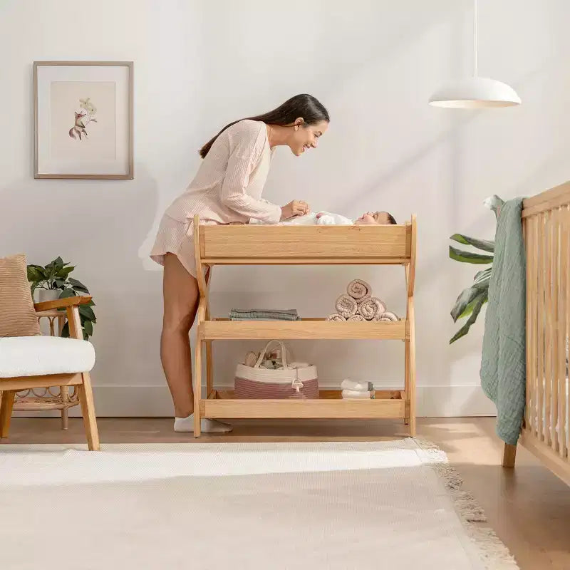 Comfy Cubs Baby-Wickeltisch – robuste Holzkonstruktion, zeitloses Design mit zwei offenen Ablagen für Babyutensilien
