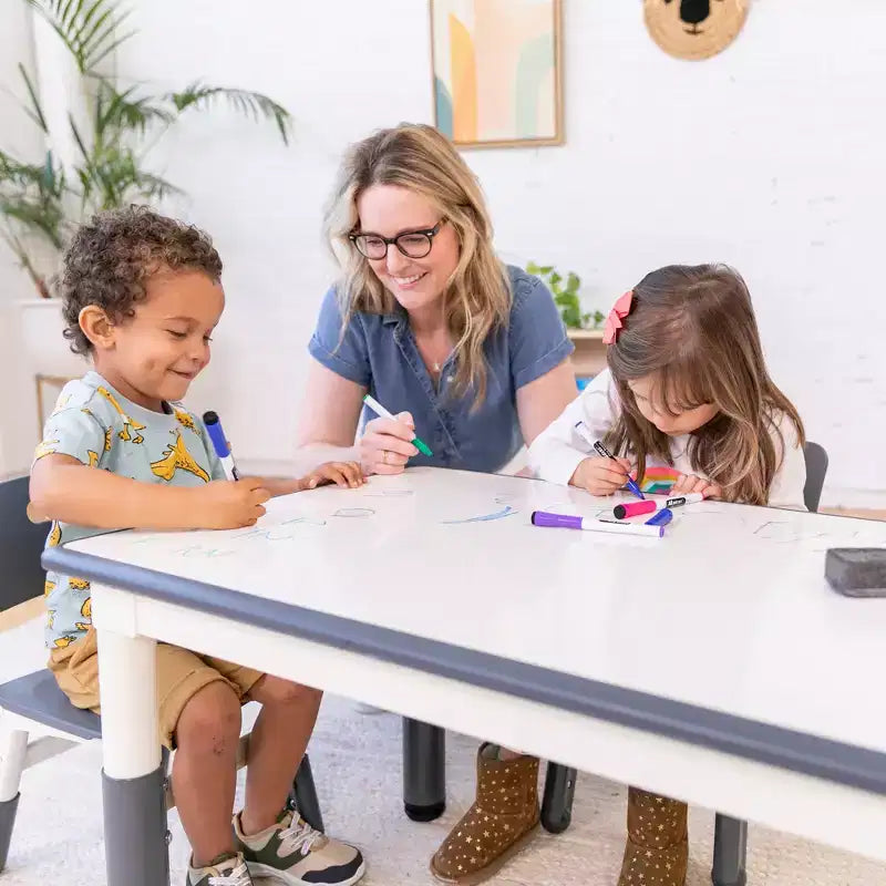 ECR4Kids rechteckiger Aktivitätstisch mit trocken abwischbarer Oberfläche und zwei Stühlen, Kindermöbel, 3-teilig