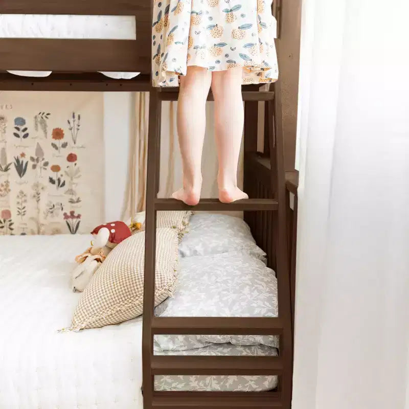 Max & Lily Massivholz Etagenbett, Twin über Full mit Ausziehbett und Leiter für Kinder