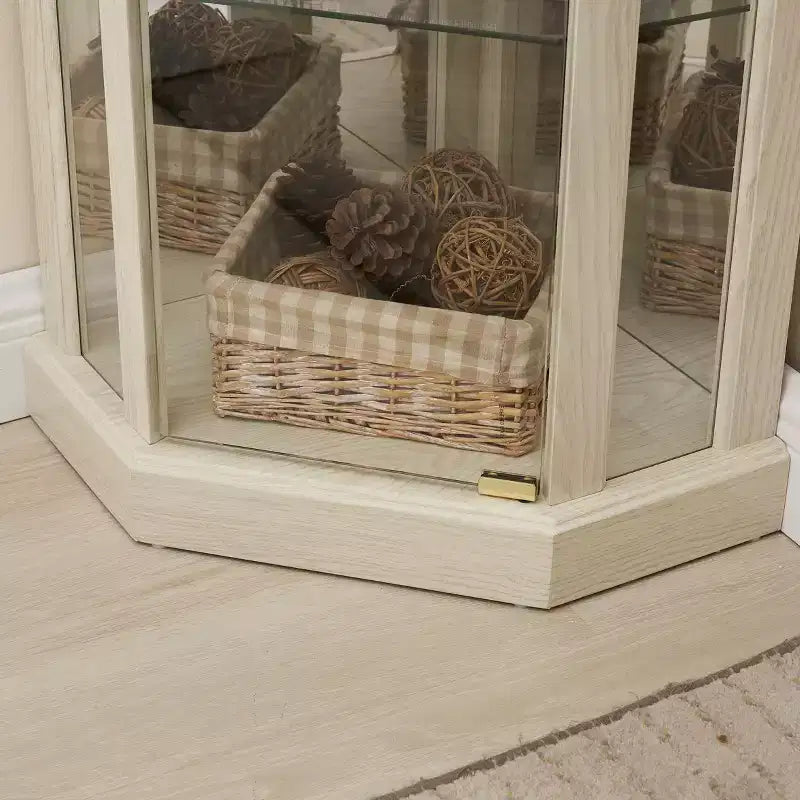 Eck-Vitrine mit Glastüren und Regalen, Eck-Schaukasten für das Wohnzimmer