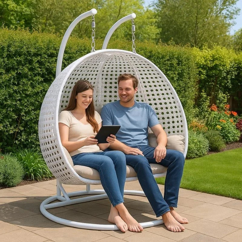 LeisureMod 2-Person Hängesessel mit Ständer – Outdoor/Indoor Rattan Korbsessel Garten-Schaukelhängematte mit Kissen