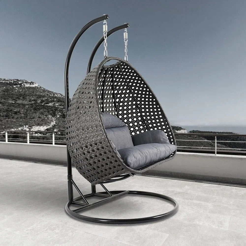 LeisureMod 2-Person Hängesessel mit Ständer – Outdoor/Indoor Rattan Korbsessel Garten-Schaukelhängematte mit Kissen