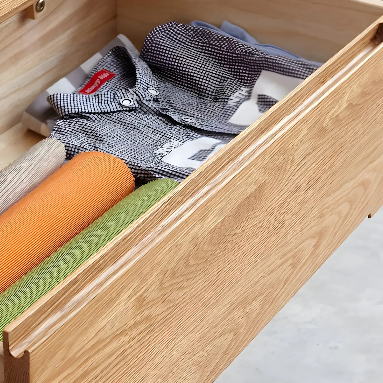 Traditionelle Doppelkommode aus natürlichem Eichenholz für das Schlafzimmer