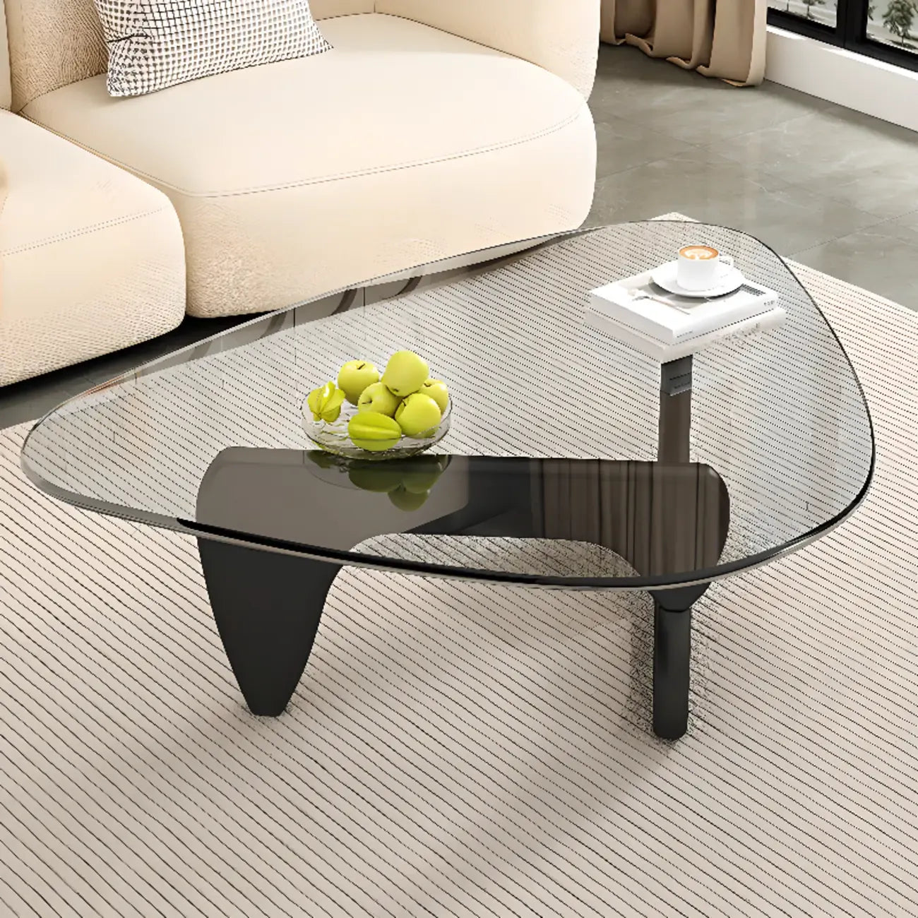 Dreieckiger Couchtisch aus Holz mit Glasplatte
