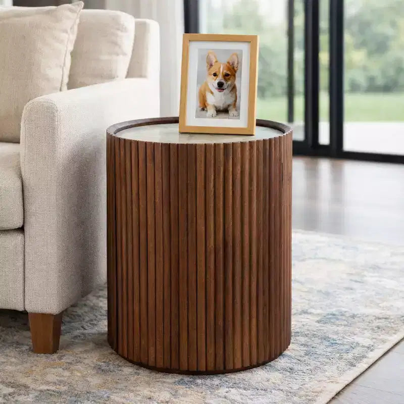 Dekorativer geriffelter Holzbeistelltisch mit Marmorplatte und Stauraum – kleiner Beistelltisch für Schlafzimmer oder Wohnzimmer