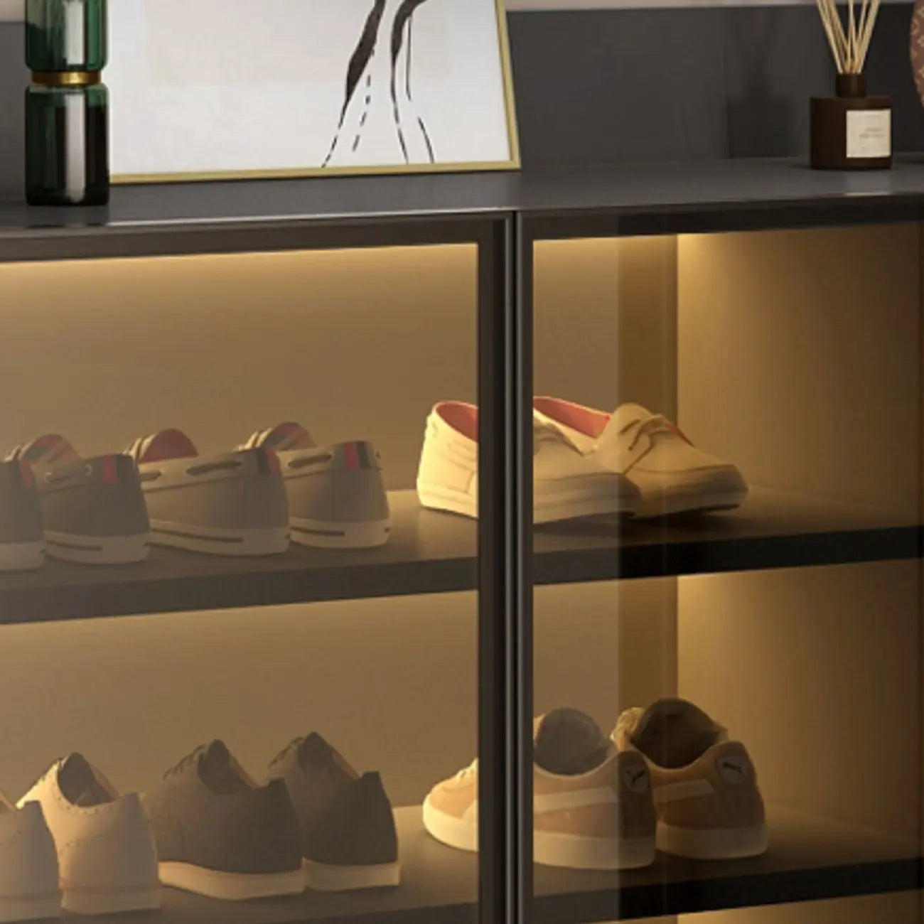 Schuhschrank mit LED-Beleuchtung, verstellbaren Einlegeböden und transparenten Türen