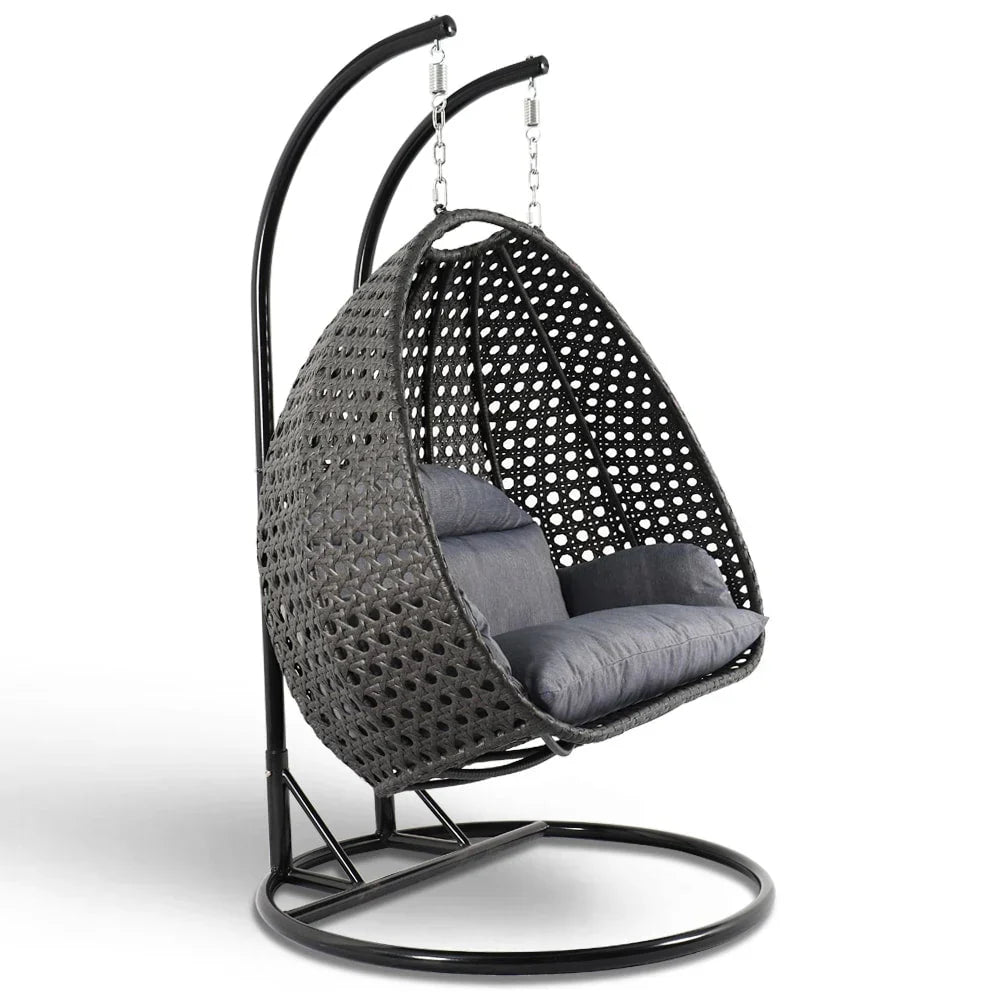 LeisureMod 2-Person Hängesessel mit Ständer – Outdoor/Indoor Rattan Korbsessel Garten-Schaukelhängematte mit Kissen