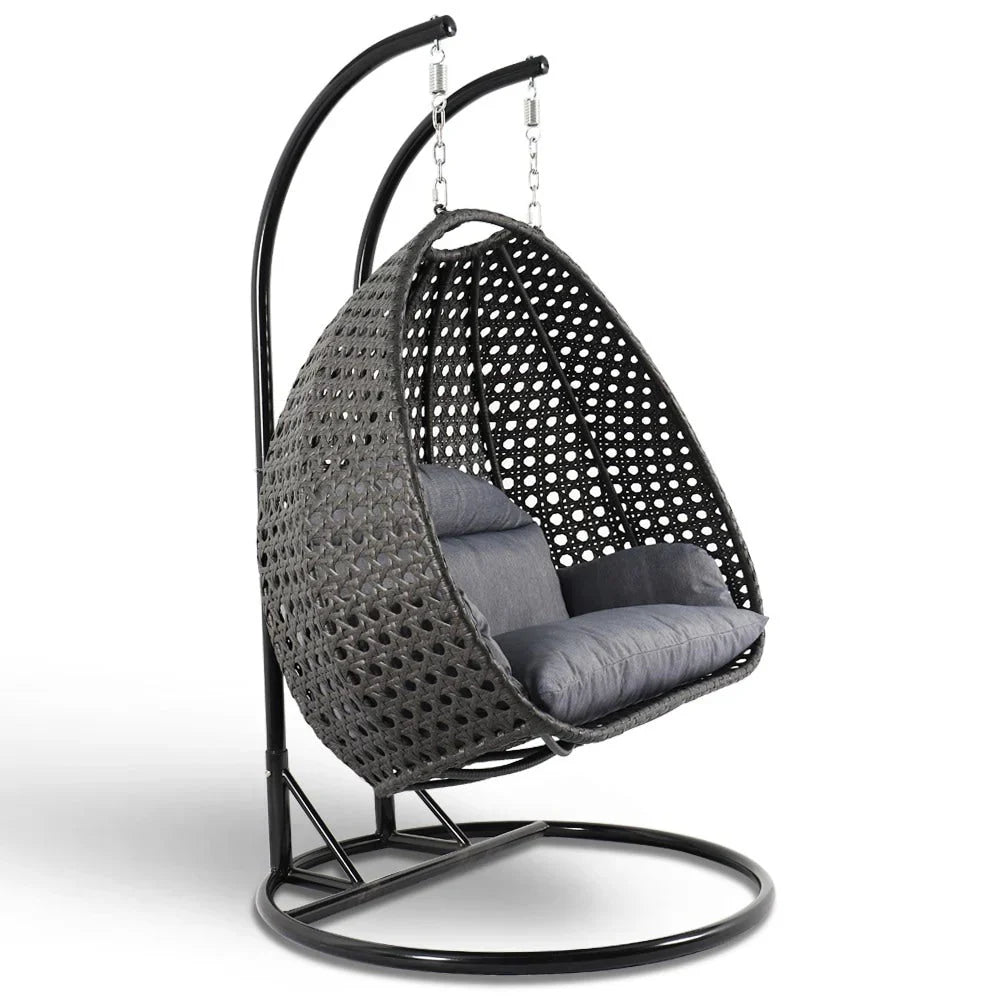 LeisureMod 2-Person Hängesessel mit Ständer – Outdoor/Indoor Rattan Korbsessel Garten-Schaukelhängematte mit Kissen