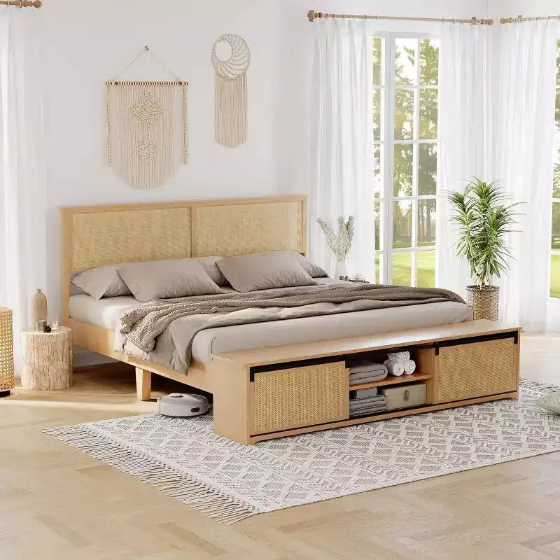 Boho Farmhouse Bettrahmen aus Naturrattan mit Schiebetür-Stauraum und LED-Kopfteil, Massivholz-Stützbeine.