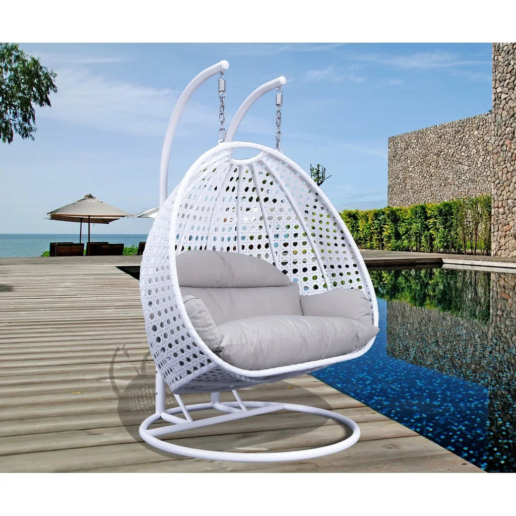LeisureMod 2-Person Hängesessel mit Ständer – Outdoor/Indoor Rattan Korbsessel Garten-Schaukelhängematte mit Kissen