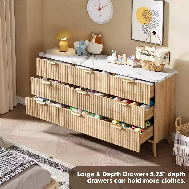 Kommode mit 9 Schubladen, gerillt, moderne Kommode, Holzkommode als TV-Ständer, geschwungenes Profil, für Wohnzimmer, Flur