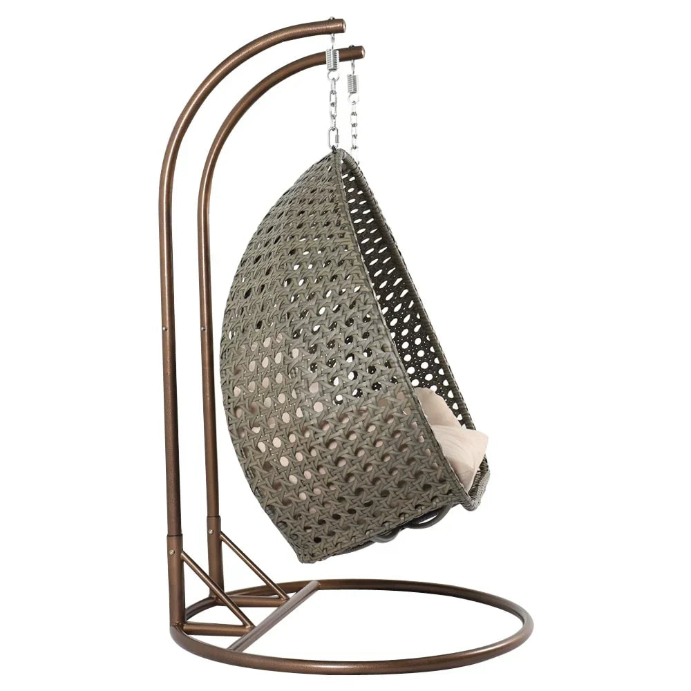 LeisureMod 2-Person Hängesessel mit Ständer – Outdoor/Indoor Rattan Korbsessel Garten-Schaukelhängematte mit Kissen