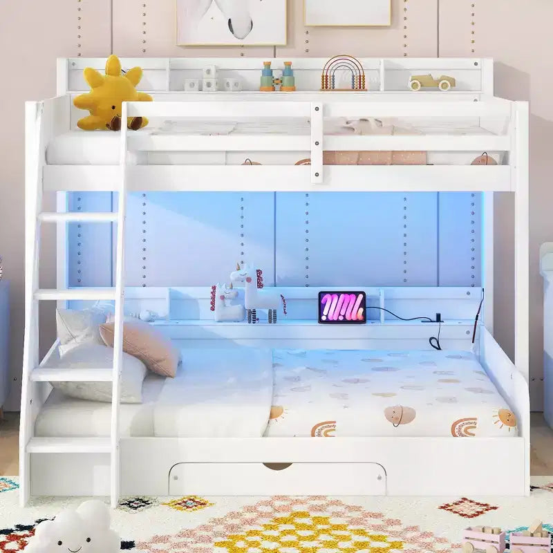 Etagenbett für Geschwister (oben: Twin, unten: Full) mit Stauraum, LED-Beleuchtung und Ladestation, Holzetagenbett mit seitlichen Regalen für Kinder & Jugendliche