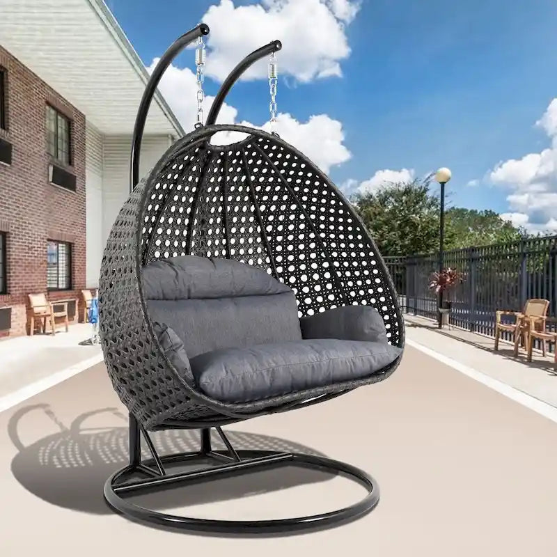LeisureMod 2-Person Hängesessel mit Ständer – Outdoor/Indoor Rattan Korbsessel Garten-Schaukelhängematte mit Kissen
