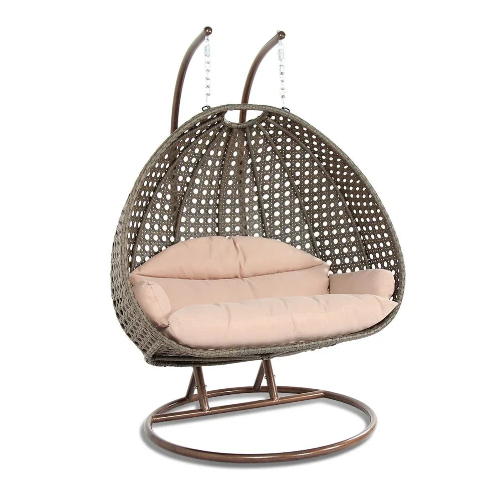 LeisureMod 2-Person Hängesessel mit Ständer – Outdoor/Indoor Rattan Korbsessel Garten-Schaukelhängematte mit Kissen