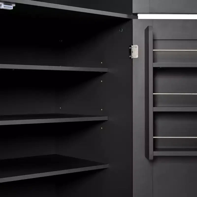 Hoher Küchenschrank mit Steckdosen, großer freistehender Schrank mit Mikrowellenständer, Schubladen, Regalen, Weinregalen und Türregal