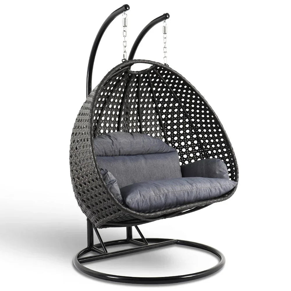 LeisureMod 2-Person Hängesessel mit Ständer – Outdoor/Indoor Rattan Korbsessel Garten-Schaukelhängematte mit Kissen